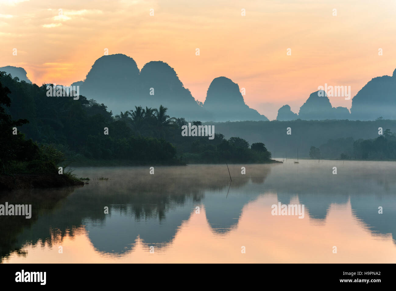 Beau lever de soleil et réflexions à lagon naturel, Nongtalay lagoon dans la province de Krabi, Thaïlande. Banque D'Images