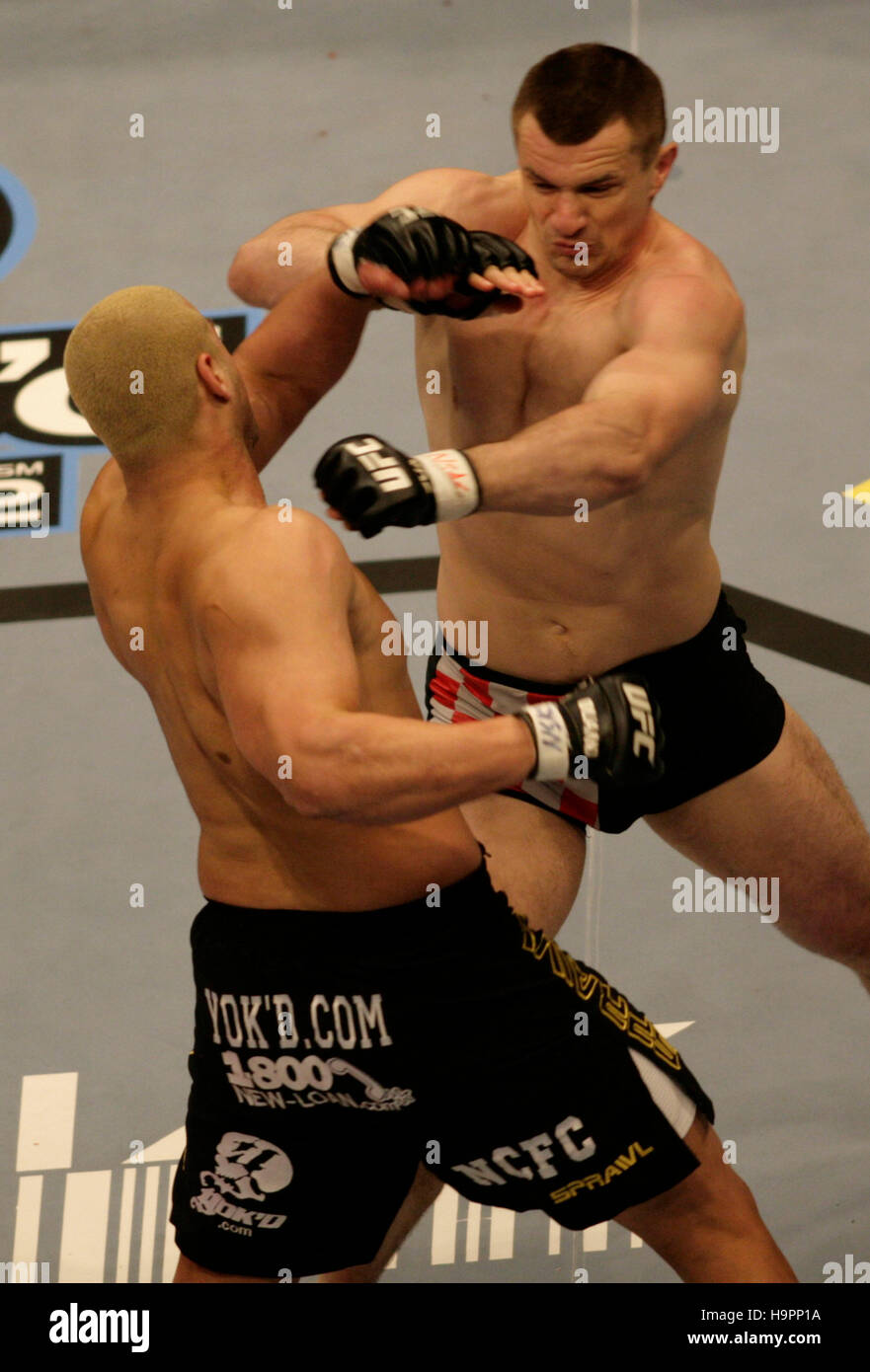 Mirko Cro Cop, droite, se bat Eddie Sanchez lors de l'Ultimate Fighting Championship Champion UFC 67 à l'hôtel Mandalay Bay, à Las Vegas, le 3 février 2007. Crédit photo : Francis Specker Banque D'Images