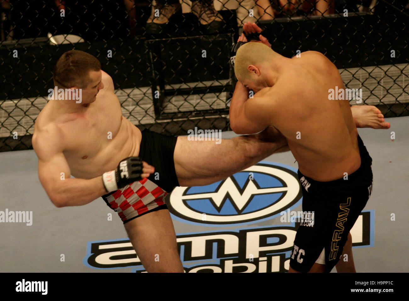 Mirko Cro Cop, gauche, combat Eddie Sanchez lors de l'Ultimate Fighting Championship Champion UFC 67 à l'hôtel Mandalay Bay, à Las Vegas, le 3 février 2007. Crédit photo : Francis Specker Banque D'Images