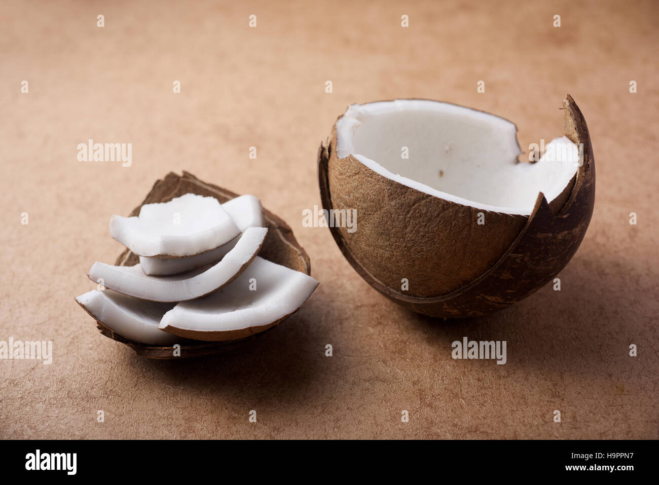Chair de noix de coco sur fond marron clair Banque D'Images