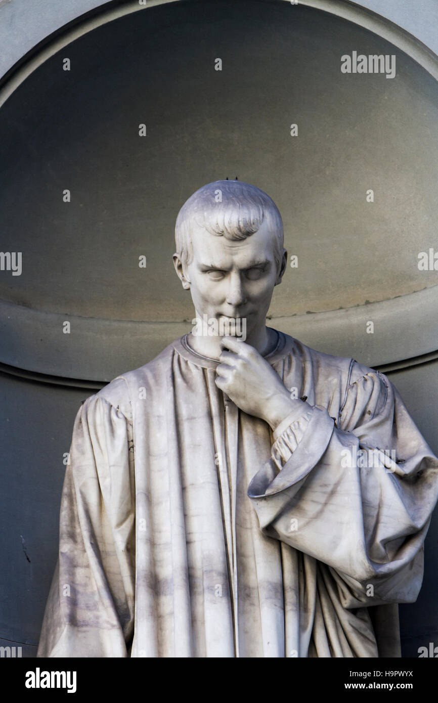 Voir à Niccolo Machiavel statue à Florence, Italie Banque D'Images