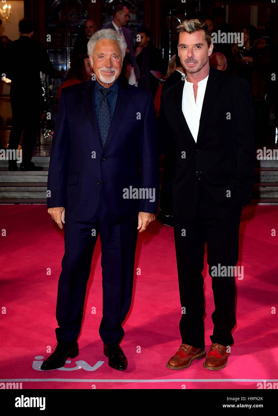 Sir Tom Jones et Gavin Rossdale (droite) qui fréquentent l'ITV Gala au London Palladium. Banque D'Images