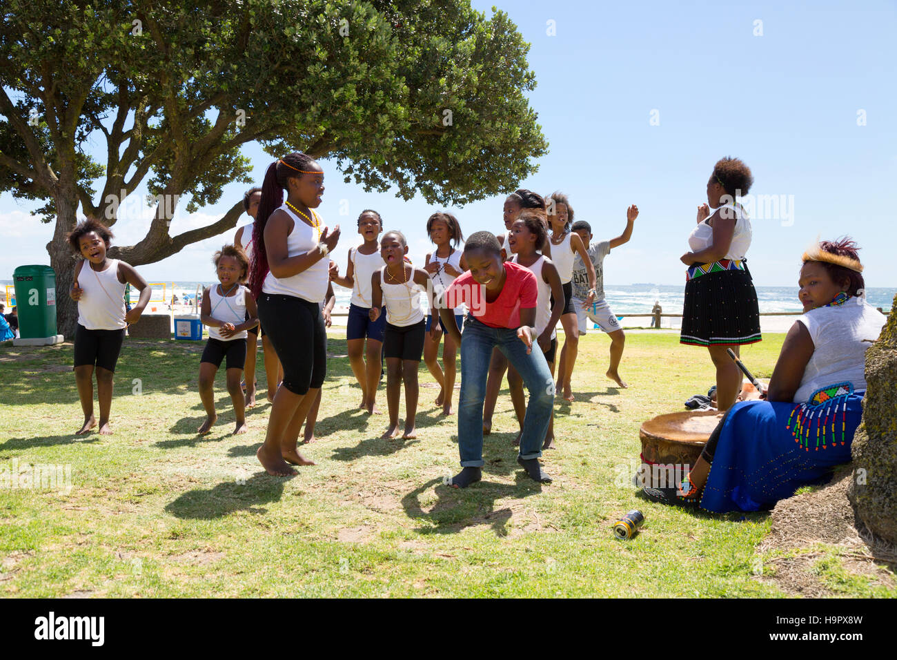 Les écoliers d'Afrique du Sud à l'extérieur danse, Camps Bay, Cape Town, Afrique du Sud Banque D'Images
