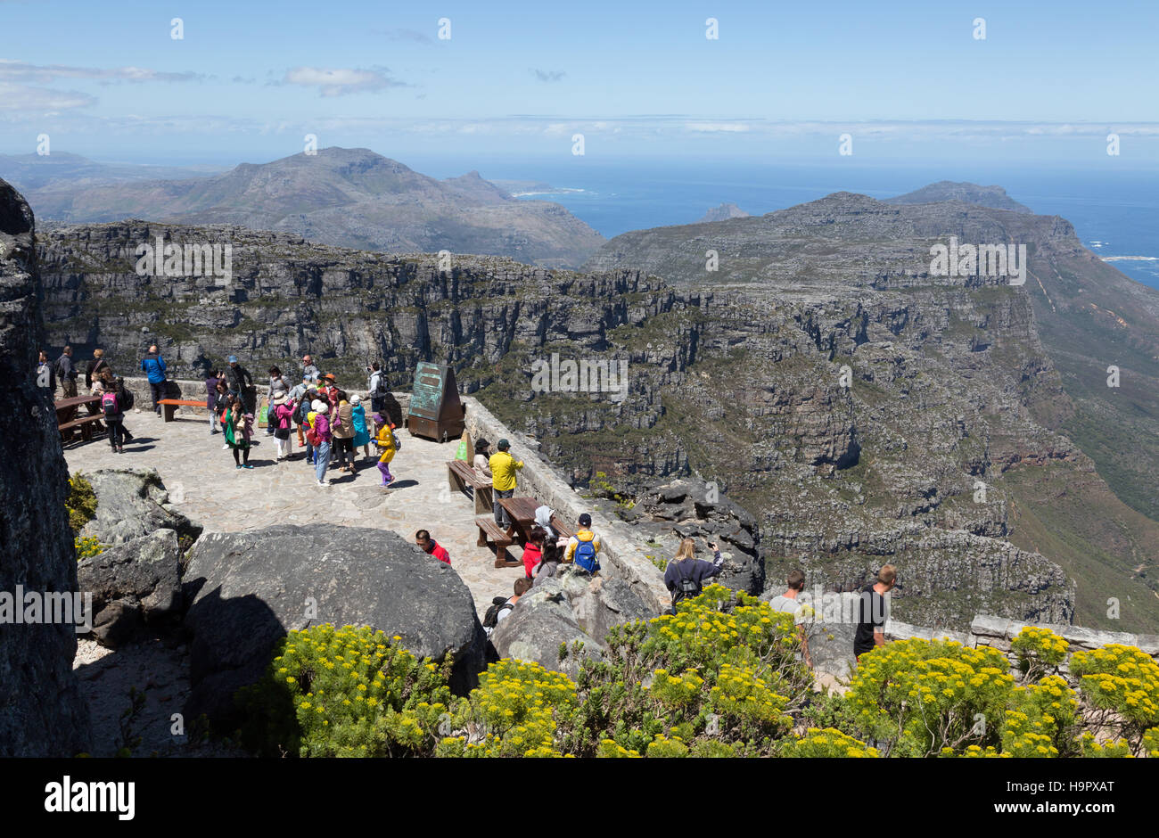 Les personnes bénéficiant de la vue du haut de Table Mountain, Cape Town, Afrique du Sud Banque D'Images
