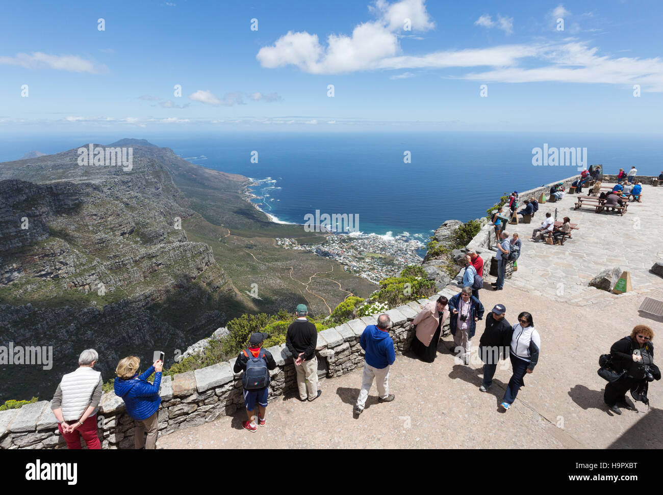 Les touristes profitant de la vue depuis le sommet de Table Mountain, Cape Town, Afrique du Sud Banque D'Images