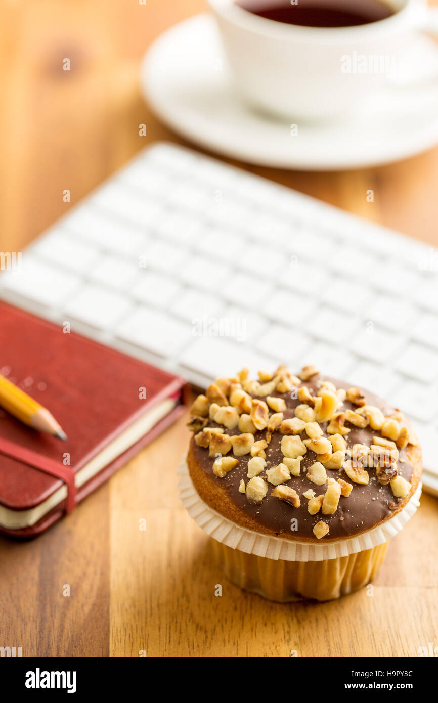 Pause pour le café et un muffin au bureau. Concept avec café, muffins et clavier de l'ordinateur. Banque D'Images