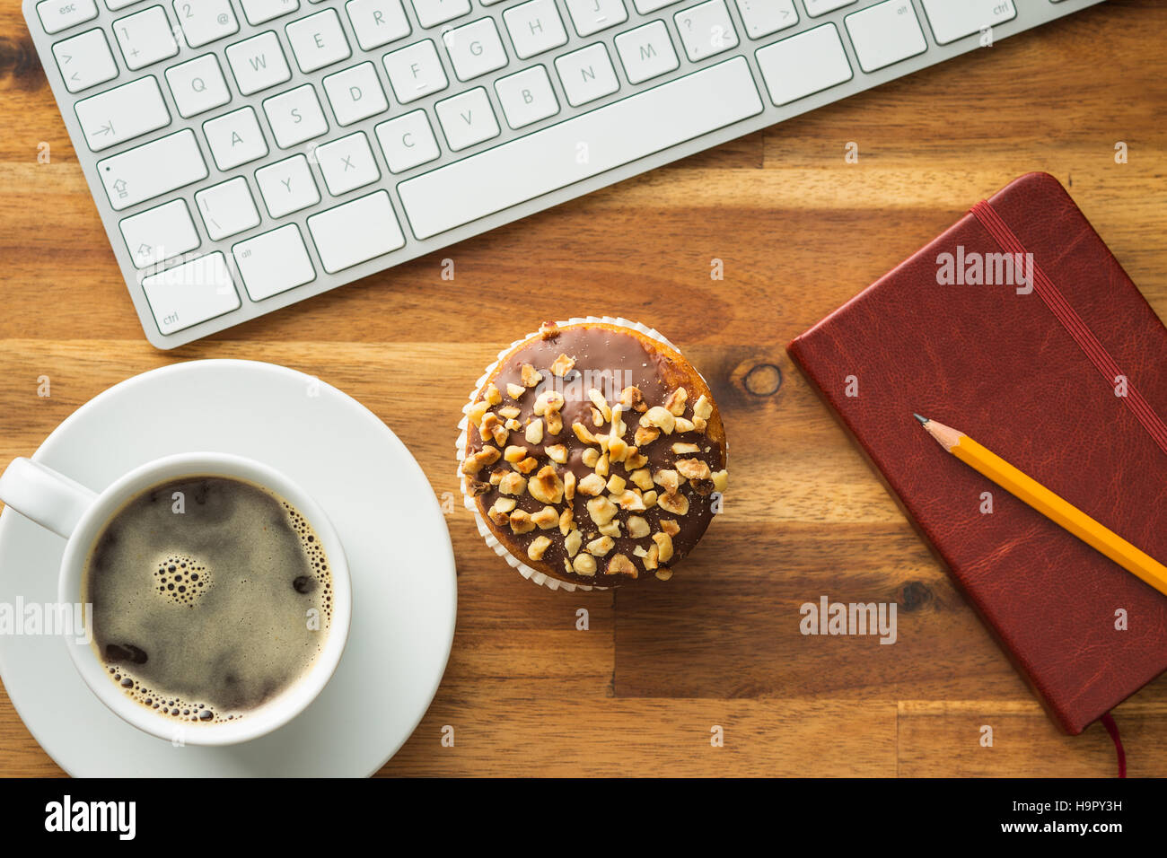 Pause pour le café et un muffin au bureau. Concept avec café, muffins et clavier de l'ordinateur. Banque D'Images