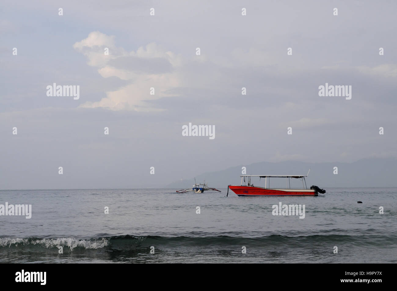 Plongée sous-marine bateaux ancrés dans un port tranquille, Puerto Galera, Philippines Banque D'Images