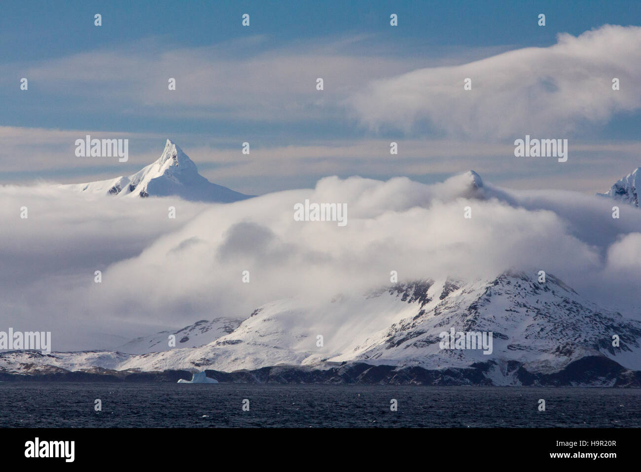 Le magnifique paysage des hautes montagnes de l'île de Géorgie du Sud Banque D'Images