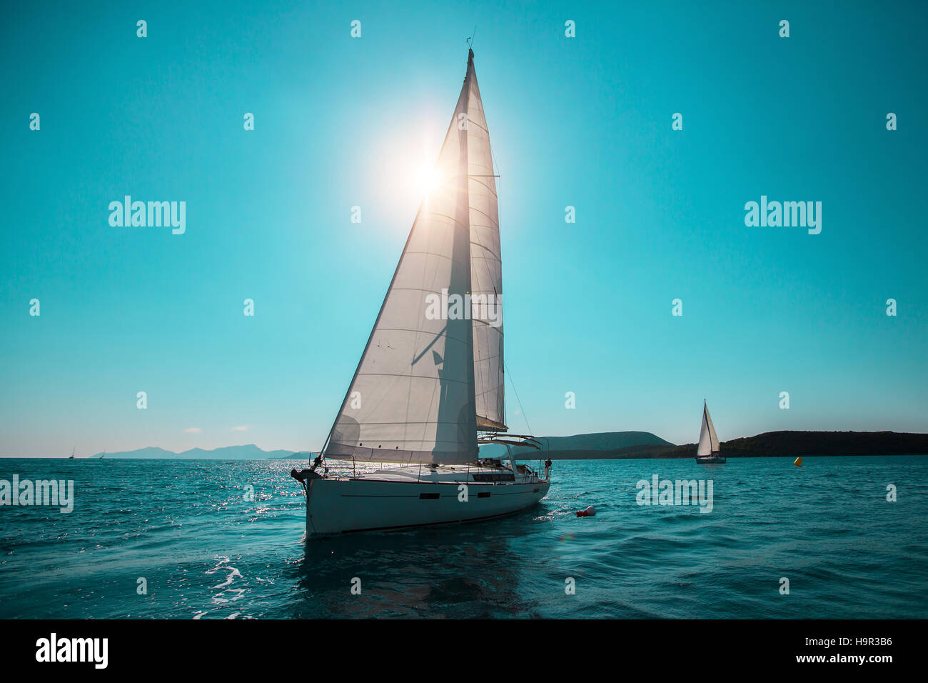 Bateau à voile yachts avec voiles blanches dans la mer ouverte. Bateaux de luxe. Banque D'Images