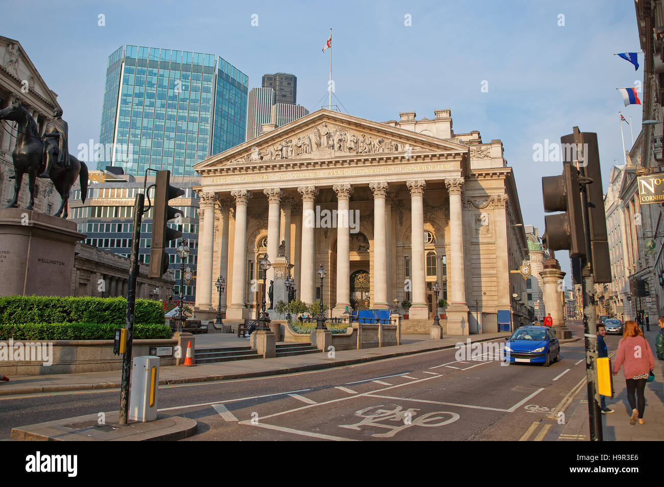 Wellington duc statue et Royal Exchange dans la ville de Londres en Angleterre. Les gens sur l'arrière-plan Banque D'Images