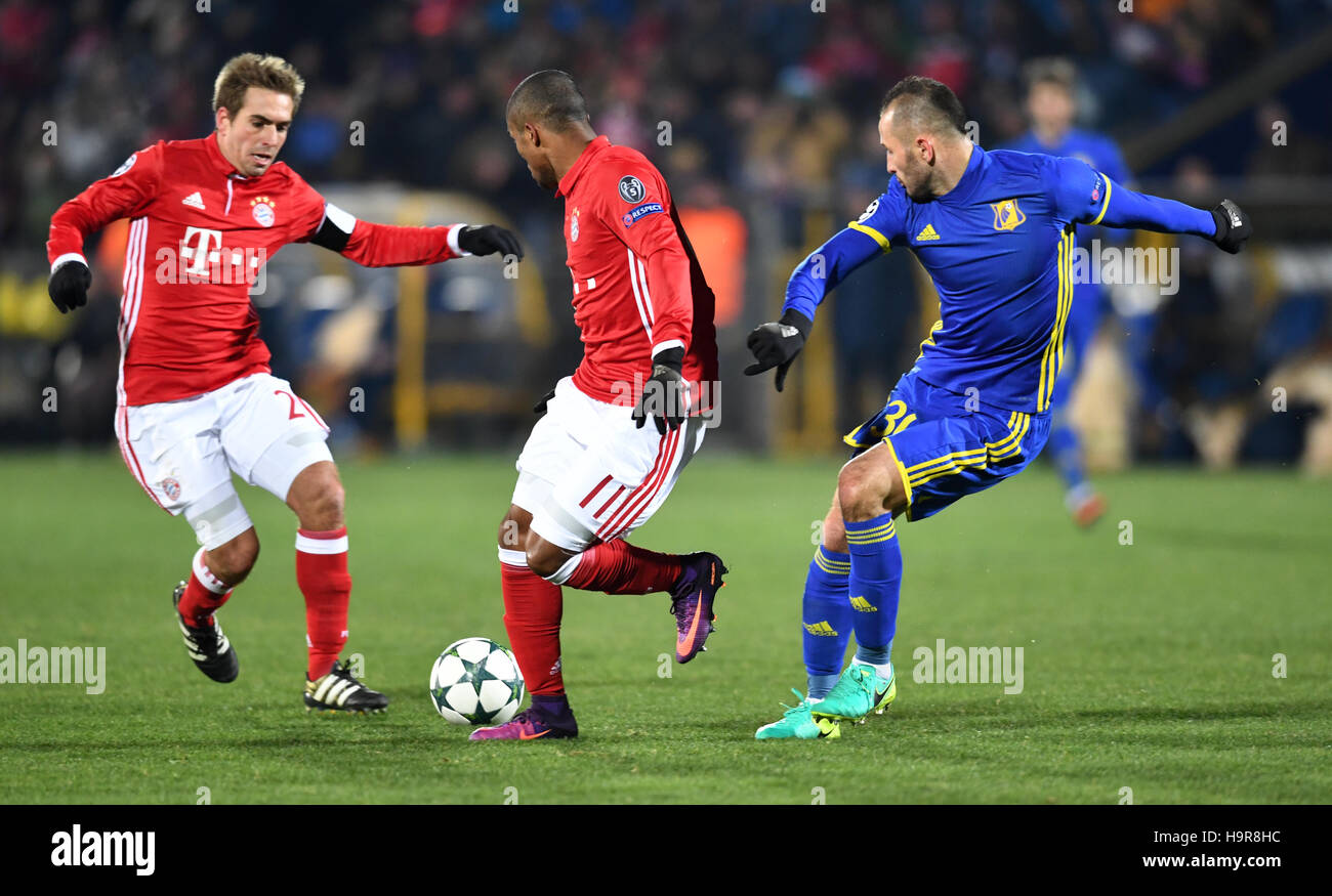 Rostov-sur-Don, en Russie. 23 Nov, 2016. Philipp Lahm du Bayern (l-r) et Douglas Costa, et Fedor Kudryashov du FC Rostov rivalisent pour le ballon pendant le match de foot de la Ligue des Champions entre FC Rostov et le FC Bayern Munich dans l'Olimp-2 Stadium à Rostov-sur-Don, Russie, 23 novembre 2016. Photo : Peter Kneffel/dpa/Alamy Live News Banque D'Images