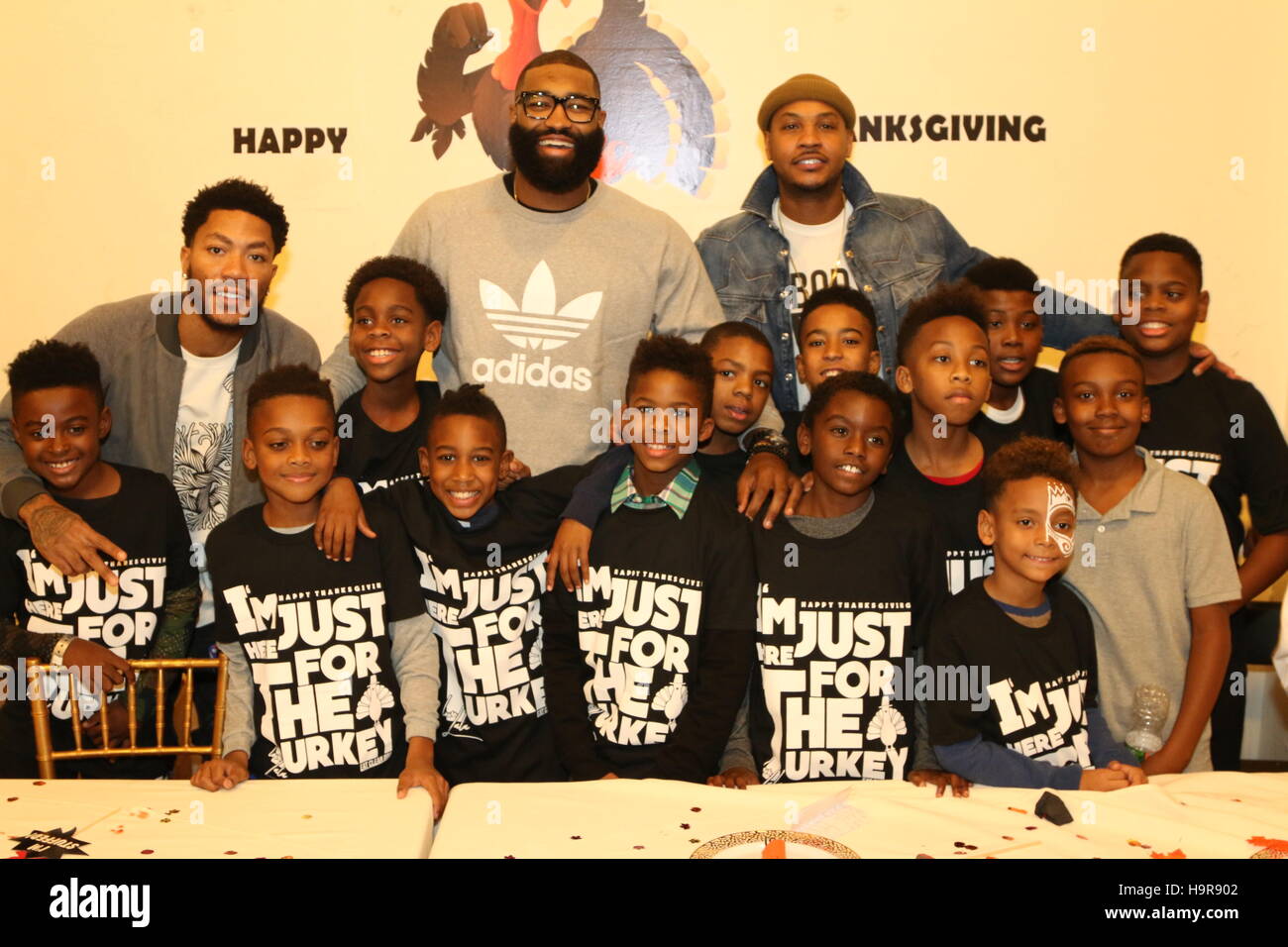 NEW YORK, NY - 23 novembre 2016 Derrick Rose, Kyle O'Quinn & Carmelo Anthony assister à l'Alliance éducative Club Garçons et Filles de l'événement de grâce, le 23 novembre 2016 à New York. Crédit photo : Walik Goshorn/Mediapunch Banque D'Images