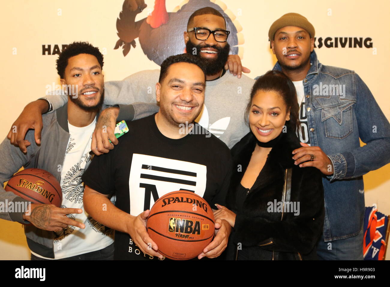 NEW YORK, NY - 23 novembre 2016 Derrick Rose, Cypha Sons, Kyle O'Quinn, LaLa Anthony & Carmelo Anthony assister à l'Alliance éducative Club Garçons et Filles de l'événement de grâce, le 23 novembre 2016 à New York. Crédit photo : Walik Goshorn/Mediapunch Banque D'Images