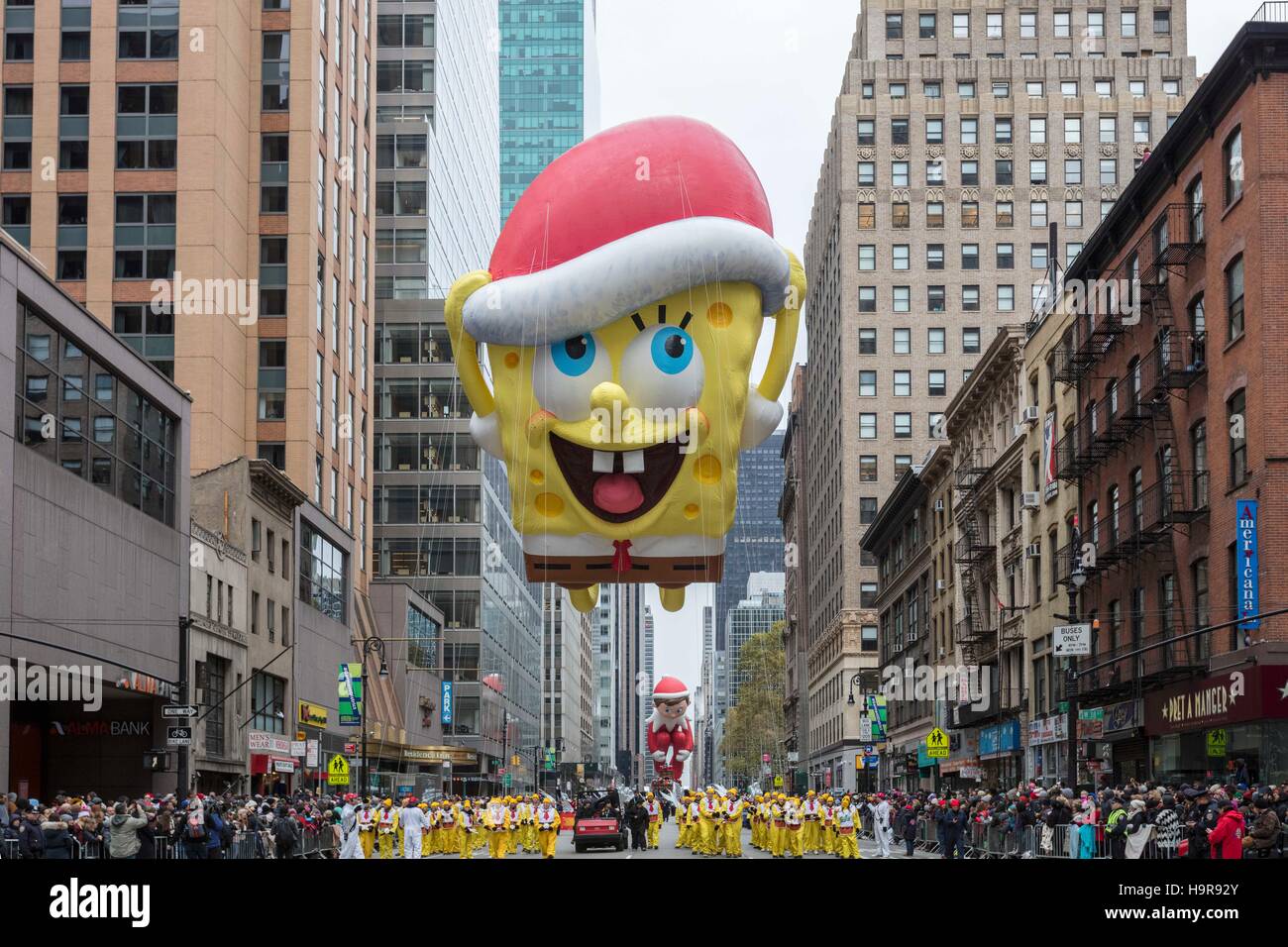 New York, USA. 24 Nov, 2016. Photo prise le 24 novembre 2016 montre le ballon de 'Spongebob Squarepants' pendant la 90e Macy's Thanksgiving Day Parade à Manhattan, New York, aux États-Unis. Credit : Muzi Li/Xinhua/Alamy Live News Banque D'Images