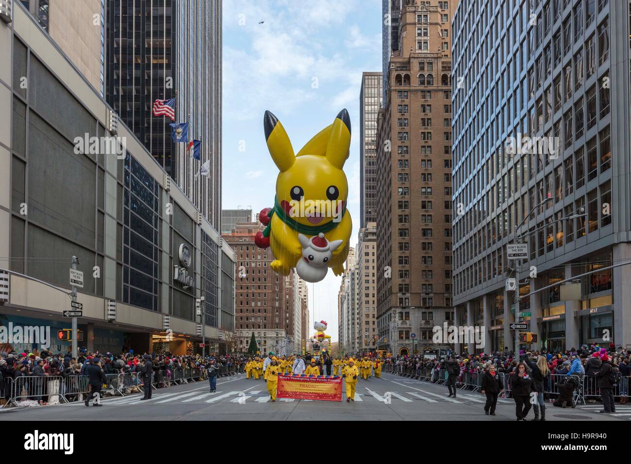 New York, USA. 24 Nov, 2016. Photo prise le 24 novembre 2016 montre le ballon d 'Pikachu' pendant la 90e Macy's Thanksgiving Day Parade à Manhattan, New York, aux États-Unis. Credit : Muzi Li/Xinhua/Alamy Live News Banque D'Images