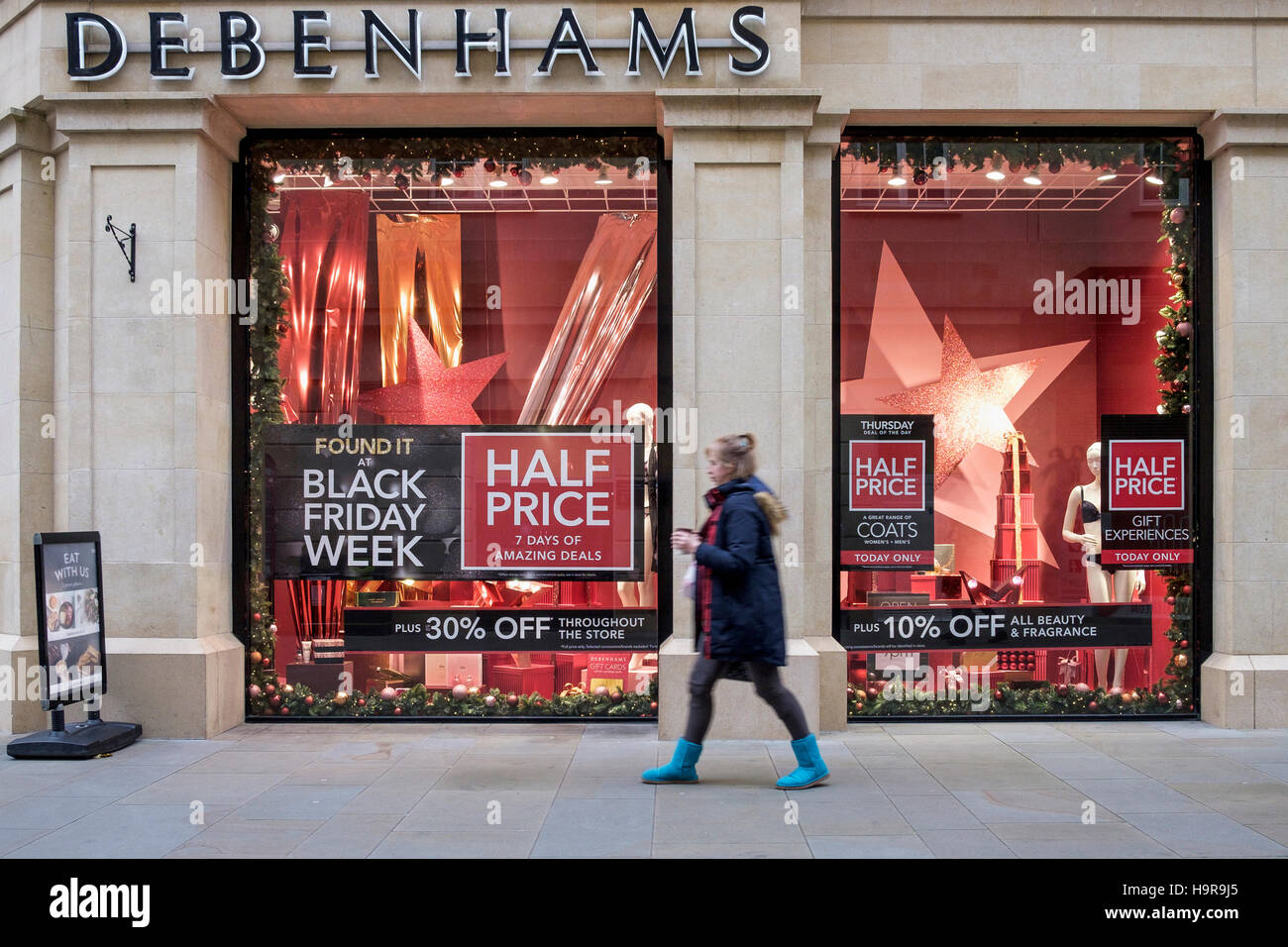 Bath, Royaume-Uni, le 24 novembre, 2016. Avec le Black Friday ventes due à commencer le vendredi, une femme est représentée comme elle passe devant un magasin Debenhams dans le centre de Bath, Royaume-Uni. Credit : lynchpics/Alamy Live News Banque D'Images