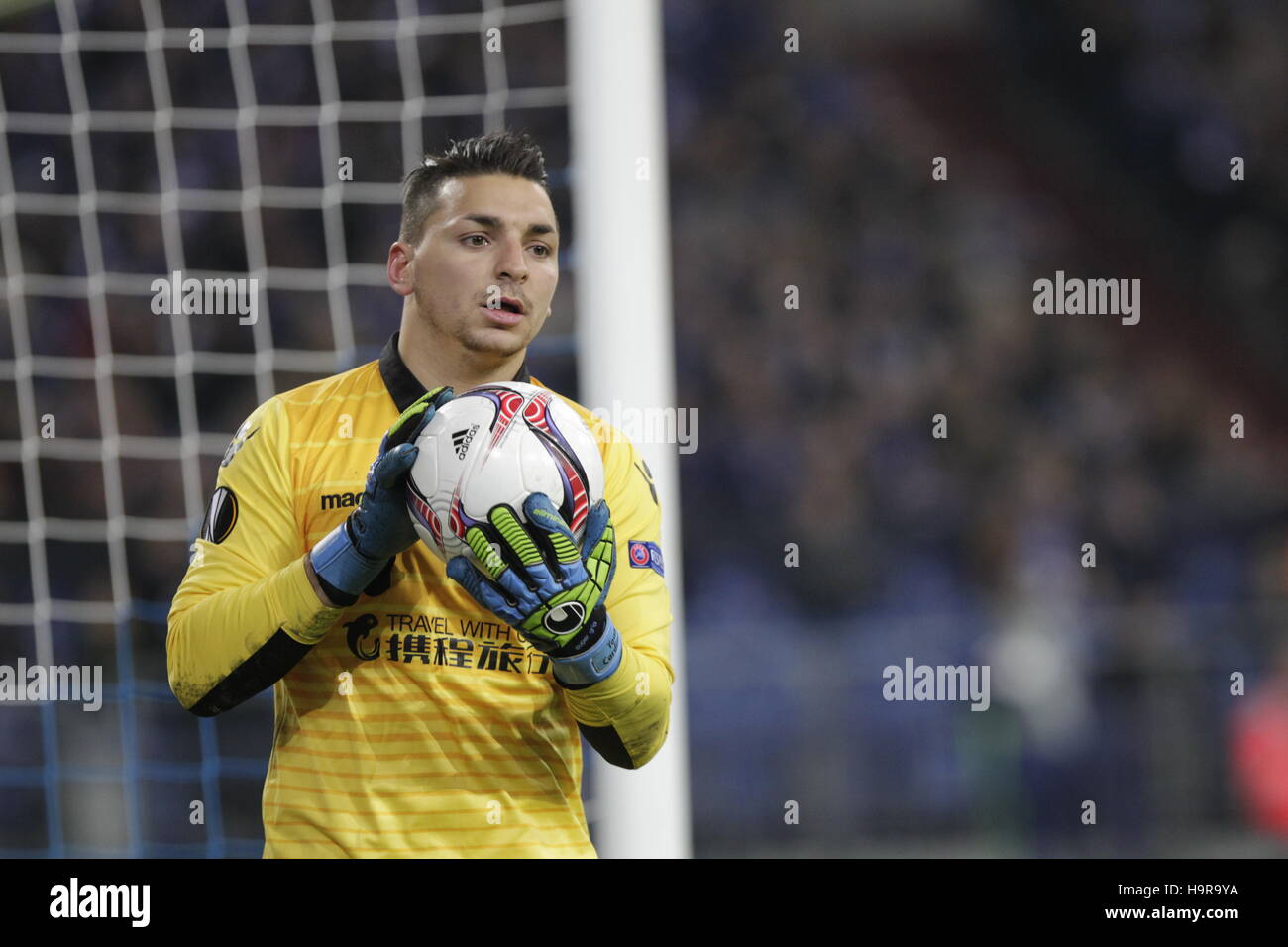 Gelsenkirchen, Allemagne. 24 Nov, 2016. Yoan Cardinal l'OGC Nice dans l'action au FC Schalke 04 v à l'OGC Nice Veltins Arena le 24 novembre 2016 à Gelsenkirchen Crédit : Laurent Locevaphotos Lairys/agence/Alamy Live News Banque D'Images