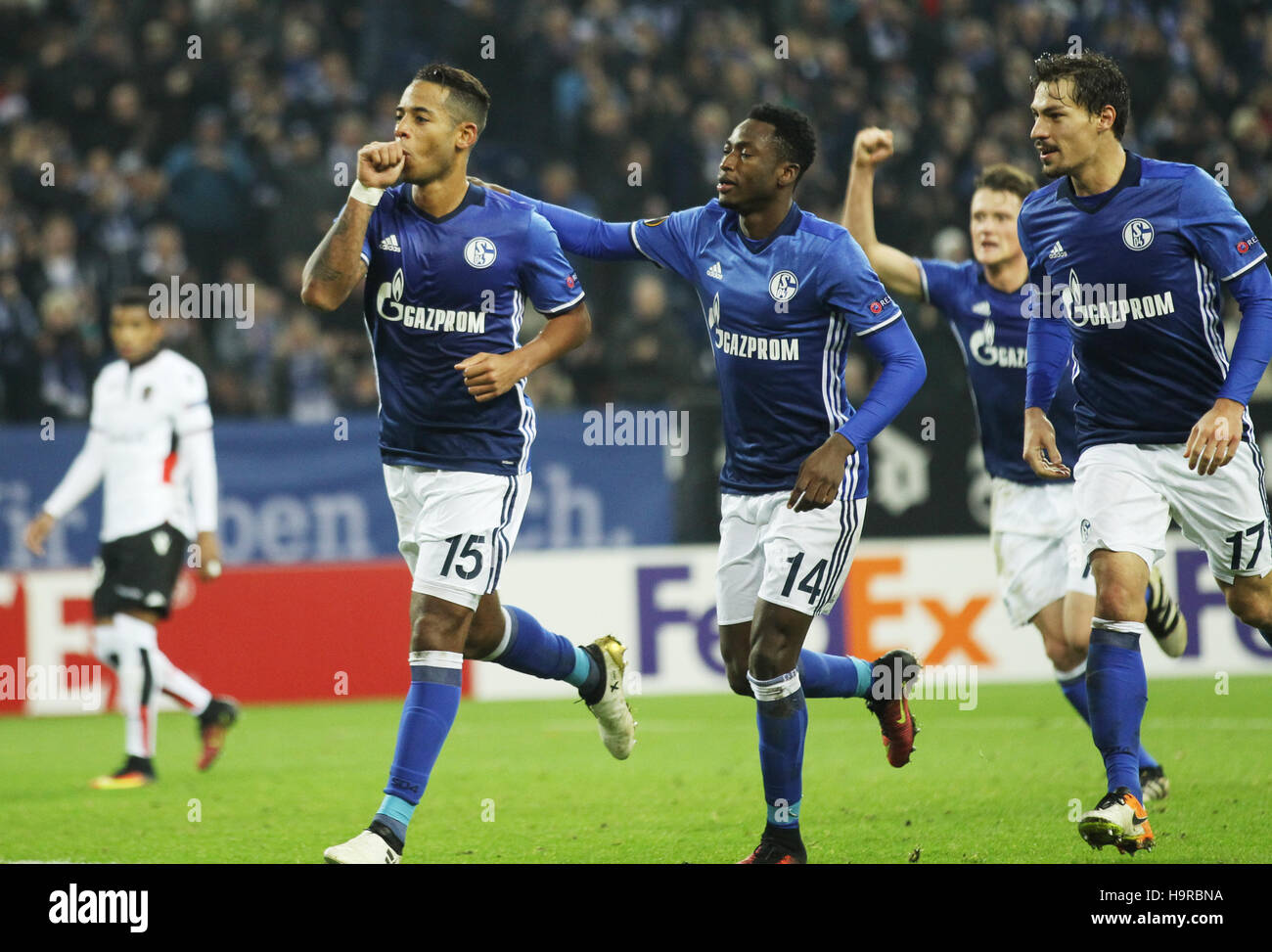 Gelsenkirchen, Allemagne. 24 Nov, 2016. Dennis Aogo Schalke (2e l) célèbre son 2:0 but avec Abdul Rahman Baba, Fabian Reese et Benjamin Stambouli au cours de la Ligue Europa phase de groupes match de football entre le FC Schalke 04 et l'OGC Nice à Veltins Arena à Gelsenkirchen, Allemagne, 24 novembre 2016. Photo : Ina Fassbender/dpa/Alamy Live News Banque D'Images