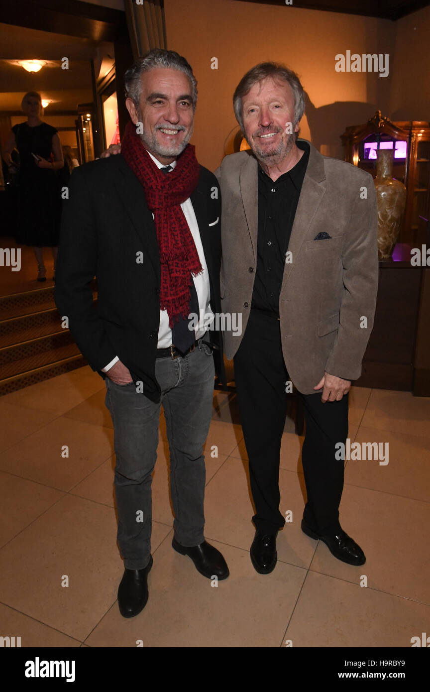 Munich, Allemagne. 24 Nov, 2016. Mario Gamba (l) et Werner Schulze-Erdel posent au cours de la fête de Noël à l'hôtel Vier Jahreszeiten Kempinski à Munich, Allemagne, 24 novembre 2016. - Pas de service de fil - Photo : Felix Hörhager/dpa/Alamy Live News Banque D'Images