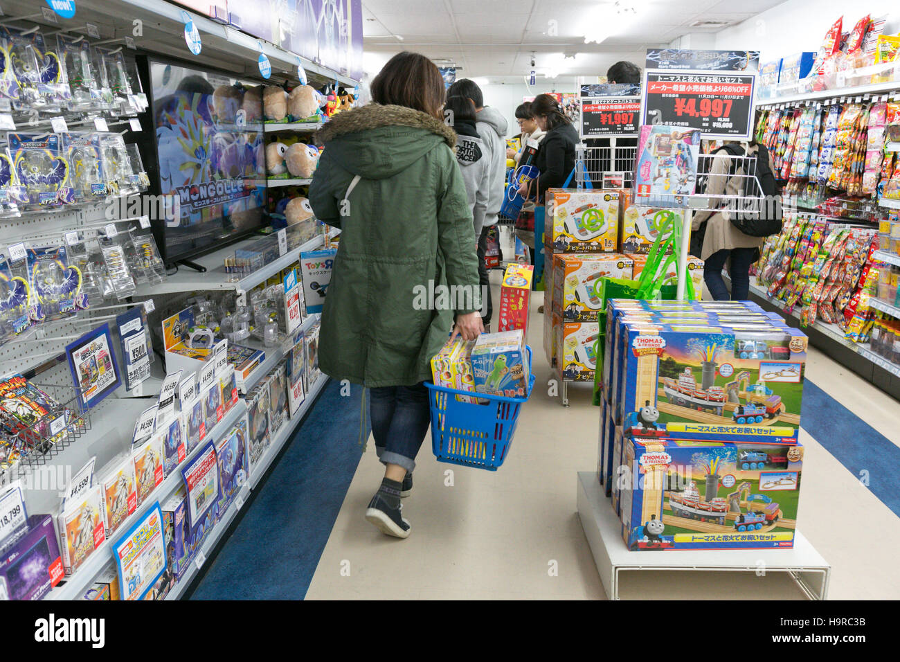 Tokyo, Japon. 25Th Nov, 2016. Les clients à faire leurs achats de jouets  sur le noir vendredi à un Toys''R''Us et Babies''R''Us store dans complexe  commercial Sunshine City à Ikebukuro le 25