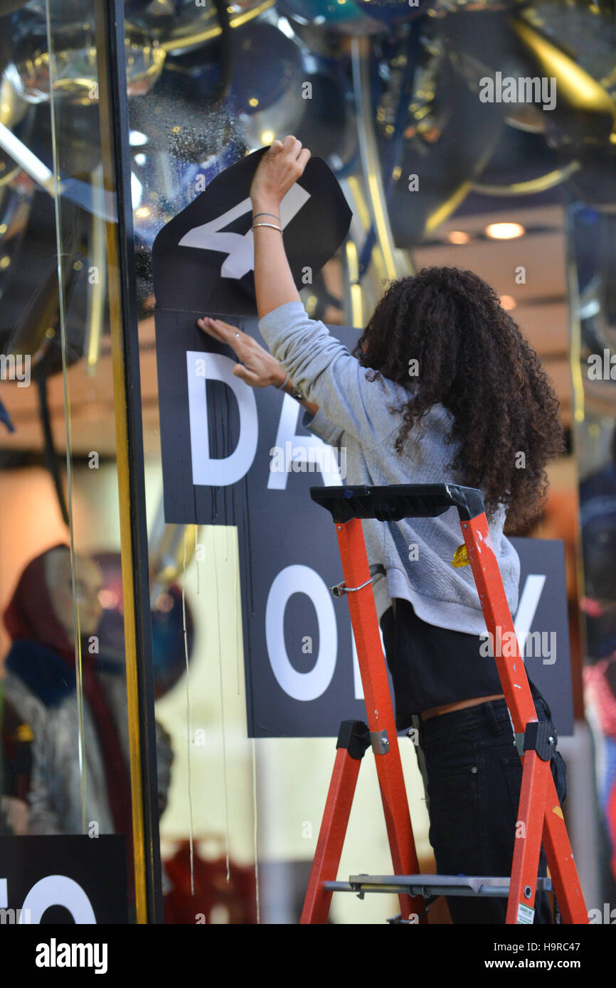 Oxford Street, Londres, Royaume-Uni. 25Th Nov, 2016. Vendredi noir sur les ventes de Londres, Oxford Street, de nombreux magasins d'ouvrir à 8h00. Banque D'Images