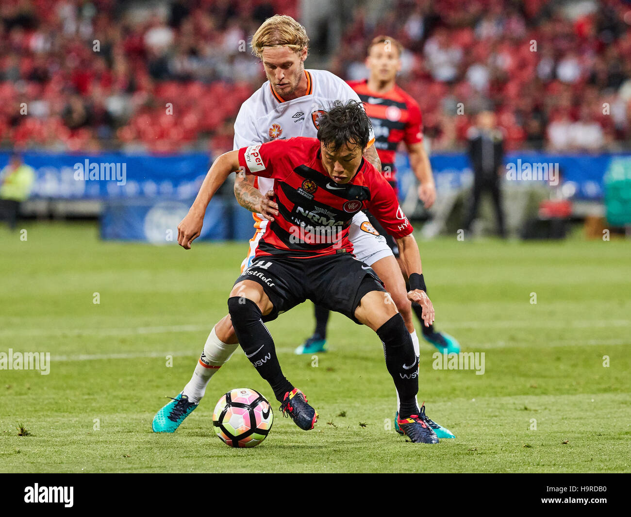 Jumpei Kusukami du Western Sydney Wanderers parvient à obtenir autour de la Brisbane Roar player, Jacob Le poivre . Round 8 : A-League entre les Western Sydney Wanderers FC et le Brisbane Roar FC au stade impeccable le 25 novembre 2016 à Sydney, en Australie. (Photo : Andrew Smith/Organisation des images) Banque D'Images