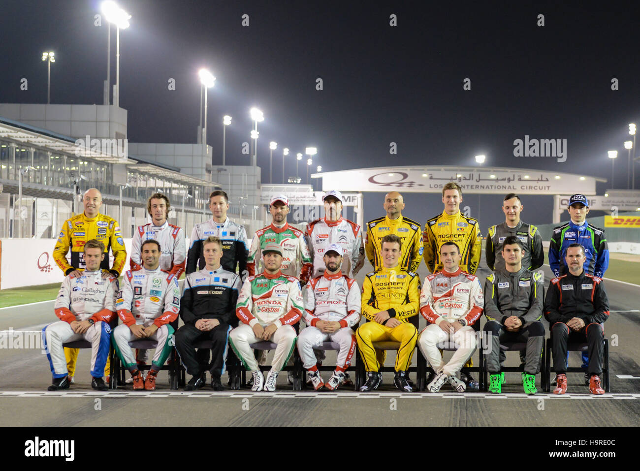Le Circuit International de Losail, au Qatar, le 24 Nov 2016. Les coureurs posent pour une photo de groupe avant la FIA WTCC Crédit : Gina Layva/Alamy Live News Banque D'Images