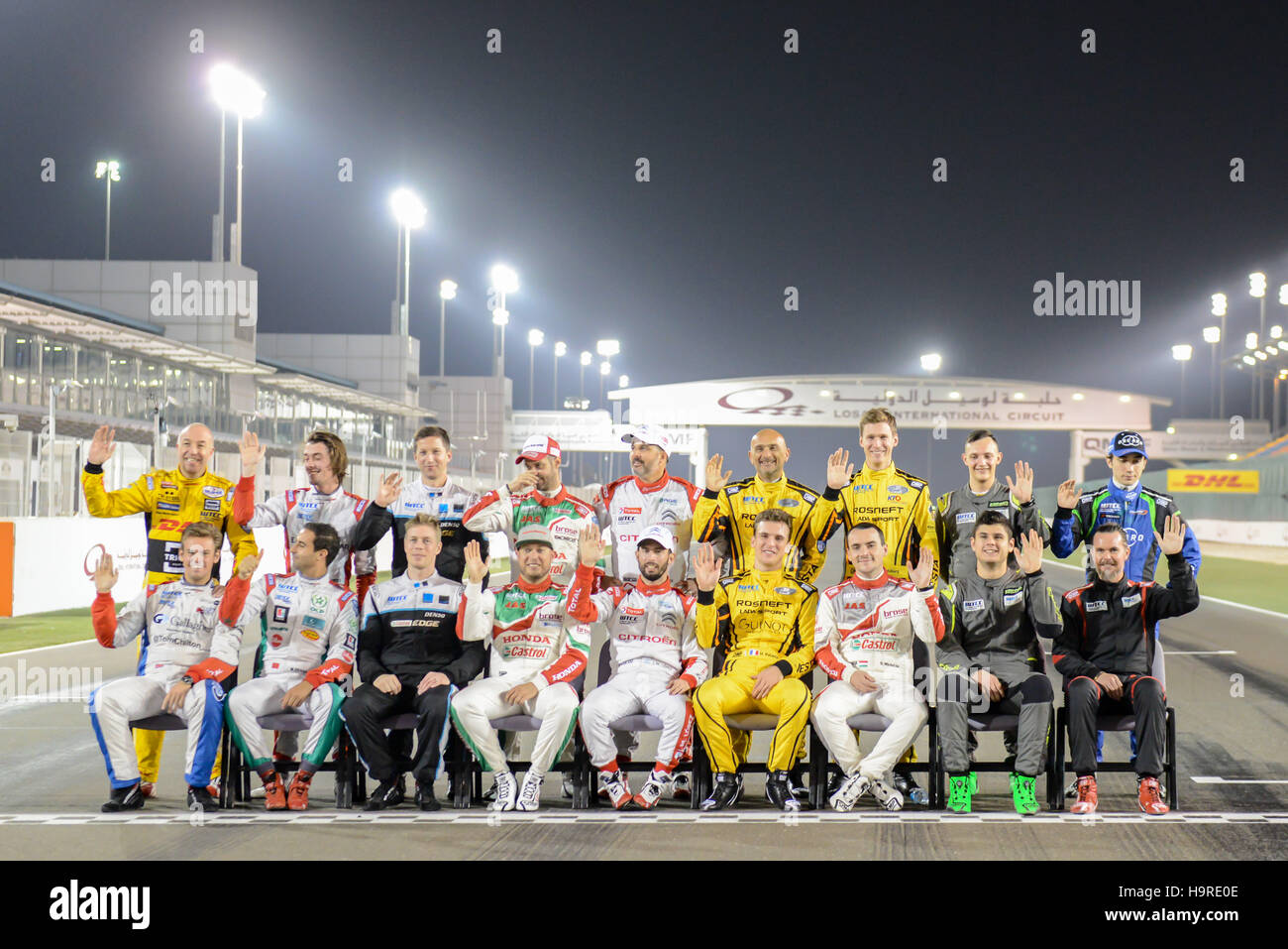 Le Circuit International de Losail, au Qatar, le 24 Nov 2016. Les coureurs lors d'une vague photo de groupe avant la FIA WTCC Crédit : Gina Layva/Alamy Live News Banque D'Images