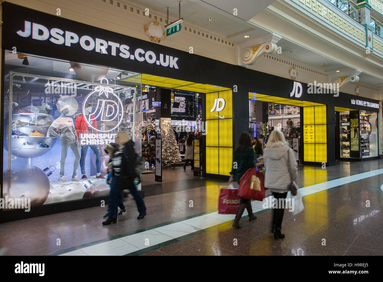 Les personnes de passage sports JD Roi des formateurs à l'INTU Trafford Centre Manchester. UK 25 Novembre, 2016. Vendredi noir offre de vente Fin de semaine. Centre-ville de magasinage des fêtes, boutiques, magasins, moderne, style, bonnes affaires, les marques, la mode, la publicité, la personne, de la consommation, les acheteurs, personnes Noël vente discount shopping, et des dépenses de consommation sur le Black Friday weekend considéré comme le plus grand événement commercial de l'année. Les détaillants britanniques ont adopté l'après-vente aux États-Unis de Bonanza, même si de nombreux clients ont été surpris par les réductions dans leurs magasins préférés Banque D'Images