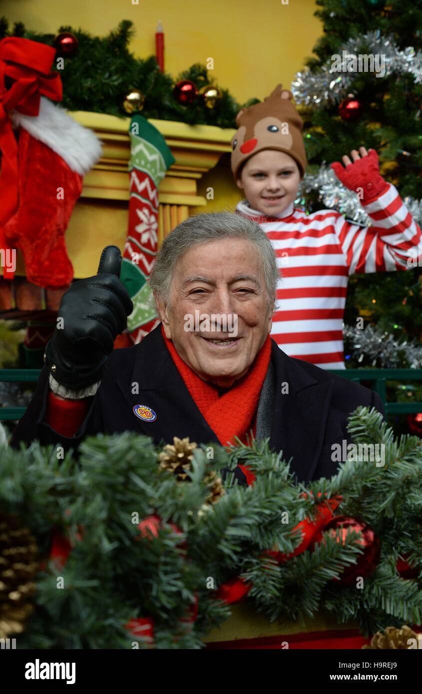 New York, NY, USA. 24 Nov, 2016. En présence de Tony Bennett pour Macy's Thanksgiving Day Parade 2016, New York, NY 24 Novembre, 2016. Credit : Kristin Callahan/Everett Collection/Alamy Live News Banque D'Images