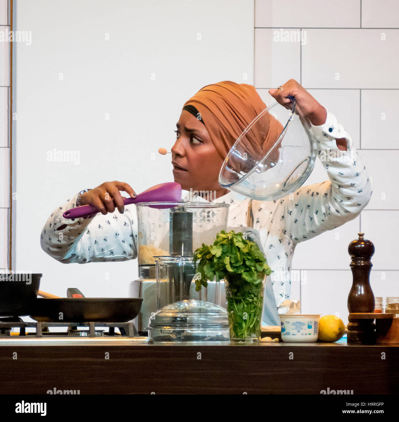 Birmingham, UK. 25 novembre, 2016. Nadiya Hussain, vainqueur du Great British Bake Off 2015 et auteur de plusieurs livres de cuisine divertit les foules à la BBC Good Food Show. Bailey-Cooper Photo Photography/Alamy Live News Banque D'Images