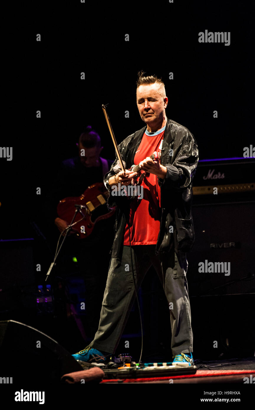 Brighton, East Sussex, UK. 25 novembre 2016. Le violoniste Nigel Kennedy effectue live au Brighton Dome pour un concert exclusif au Royaume-Uni de jouer la musique de Jimi Hendrix. Le concert a été présenté par le seigle International Jazz & Blues Festival dans le cadre de leur programme du festival. Kennedy's band inclus guitaristes Doug Boyle (Robert Plant collaborateur) et 18 ans, le bassiste prodige Julian Buschberger Tomasz Kupiec et le batteur Adam Czerwinski. Credit : Francesca Moore/Brighton SOURCE/Alamy Live News Banque D'Images