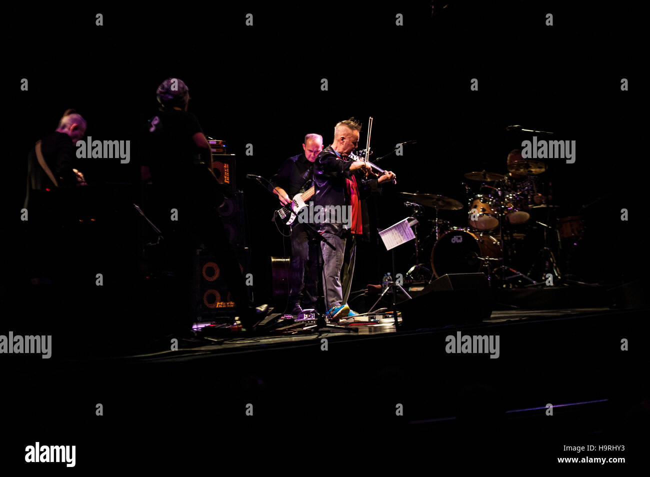 Brighton, East Sussex, UK. 25 novembre 2016. Le violoniste Nigel Kennedy effectue live au Brighton Dome pour un concert exclusif au Royaume-Uni de jouer la musique de Jimi Hendrix. Le concert a été présenté par le seigle International Jazz & Blues Festival dans le cadre de leur programme du festival. Kennedy's band inclus guitaristes Doug Boyle (Robert Plant collaborateur) et 18 ans, le bassiste prodige Julian Buschberger Tomasz Kupiec et le batteur Adam Czerwinski. Credit : Francesca Moore/Brighton SOURCE/Alamy Live News Banque D'Images