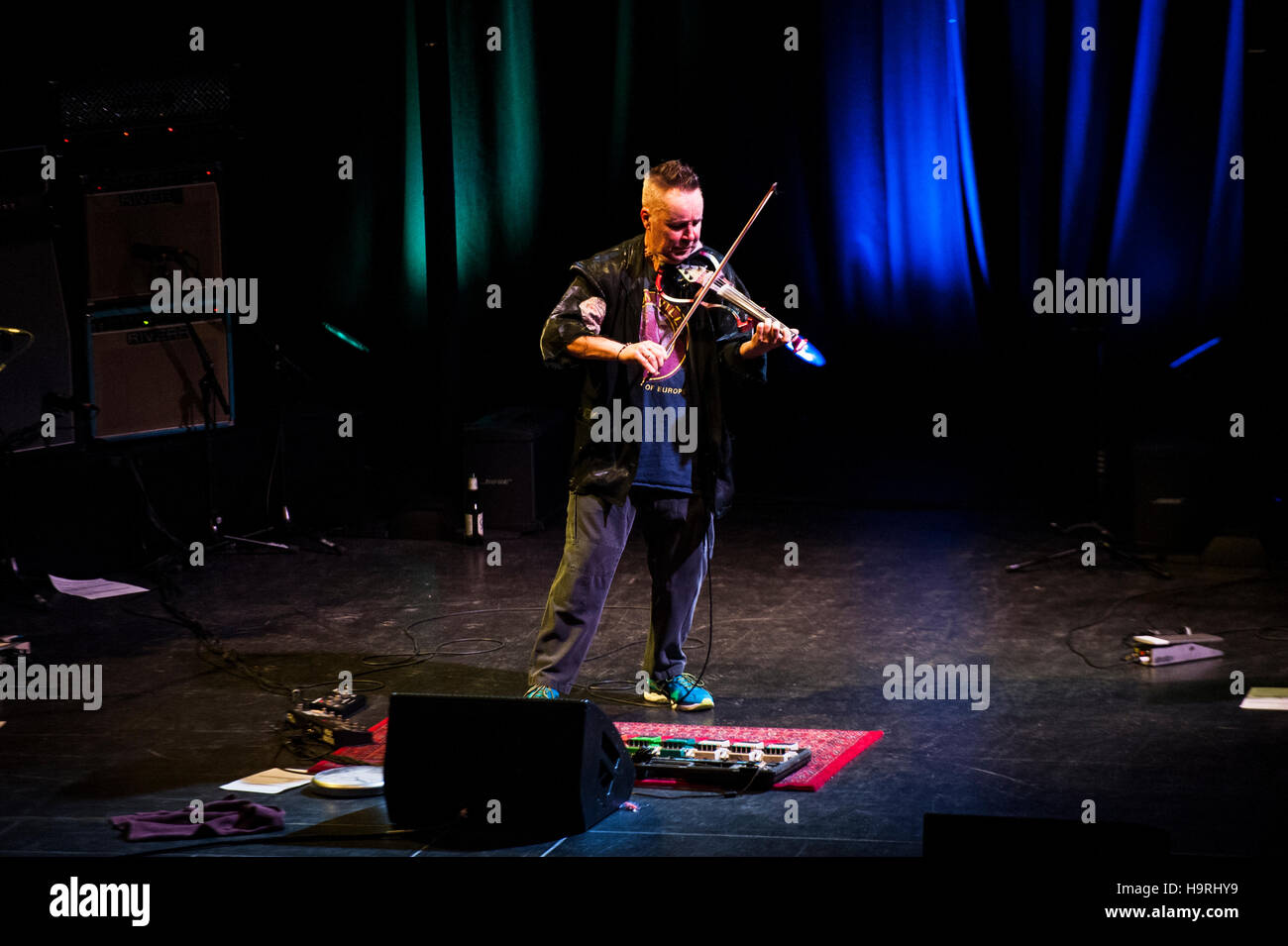 Brighton, East Sussex, UK. 25 novembre 2016. Le violoniste Nigel Kennedy effectue live au Brighton Dome pour un concert exclusif au Royaume-Uni de jouer la musique de Jimi Hendrix. Le concert a été présenté par le seigle International Jazz & Blues Festival dans le cadre de leur programme du festival. Kennedy's band inclus guitaristes Doug Boyle (Robert Plant collaborateur) et 18 ans, le bassiste prodige Julian Buschberger Tomasz Kupiec et le batteur Adam Czerwinski. Credit : Francesca Moore/Brighton SOURCE/Alamy Live News Banque D'Images