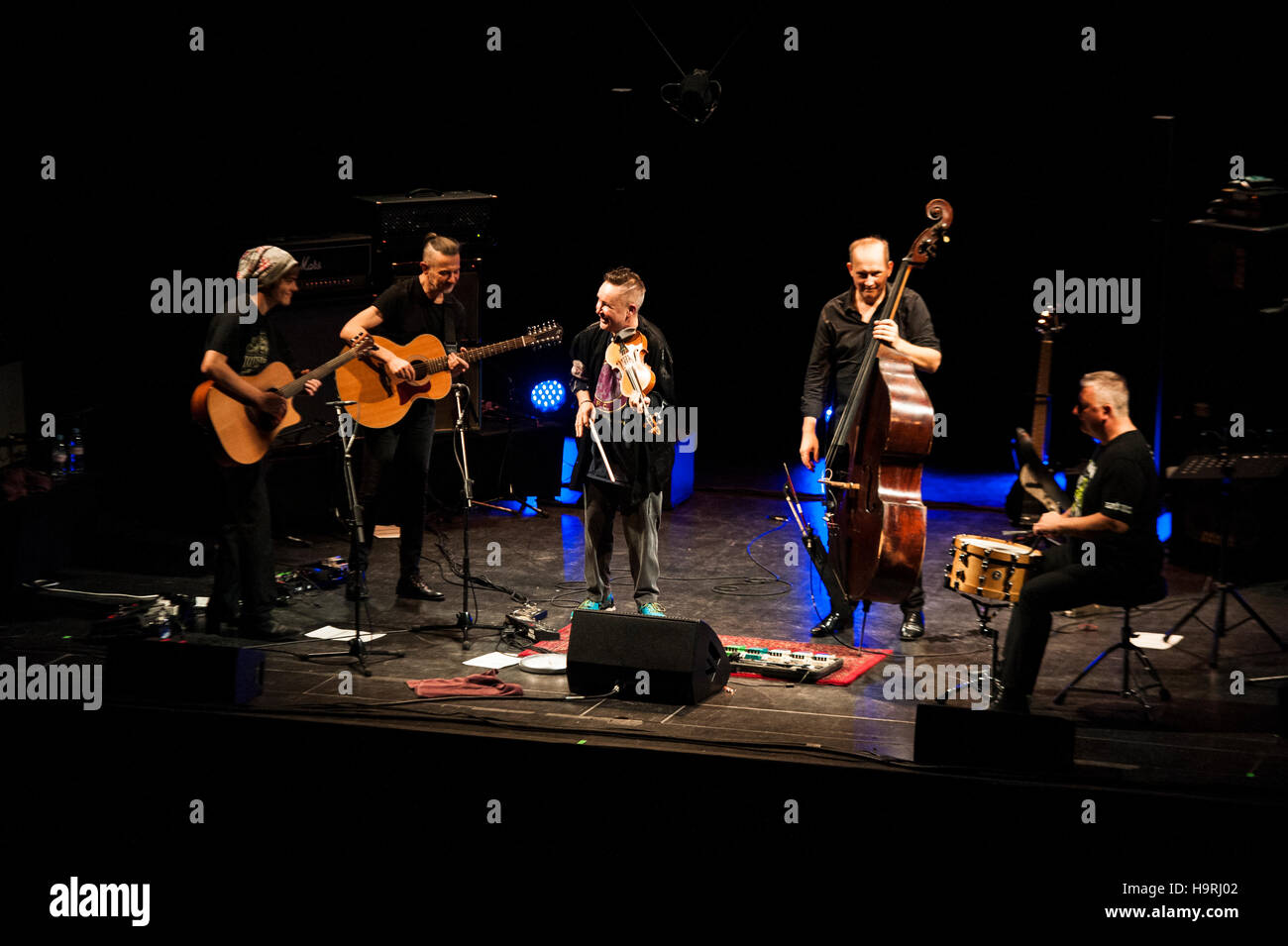 Brighton, East Sussex, UK. 25 novembre 2016. Le violoniste Nigel Kennedy effectue live au Brighton Dome pour un concert exclusif au Royaume-Uni de jouer la musique de Jimi Hendrix. Le concert a été présenté par le seigle International Jazz & Blues Festival dans le cadre de leur programme du festival. Kennedy's band inclus guitaristes Doug Boyle (Robert Plant collaborateur) et 18 ans, le bassiste prodige Julian Buschberger Tomasz Kupiec et le batteur Adam Czerwinski. Credit : Francesca Moore/Brighton SOURCE/Alamy Live News Banque D'Images