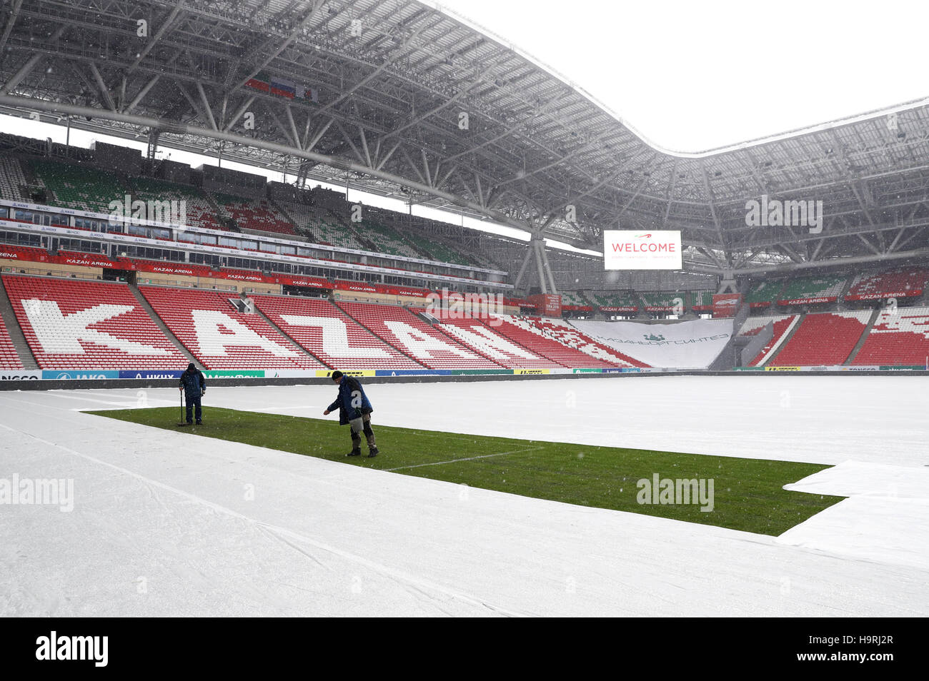 Zwei Green-Keeper pflegen am 26.11.2016 à Kazan, Russie, ein im Rasenstück Kazan Arena Stadion. Das Spielfeld restliche im Stadion ist zum Schutz gegen Schnee und mit einer abgedeckt Frost Plan. Am Abend findet in der von Tennisakademie Kazan die Auslosung der Gruppen für den des Confédérations 2017 statt. Acht-Nationen-Turnier findet das vom 17. Juni bis 2. Juli 2017 in Russland statt. Foto : Christian Charisius/dpa Banque D'Images