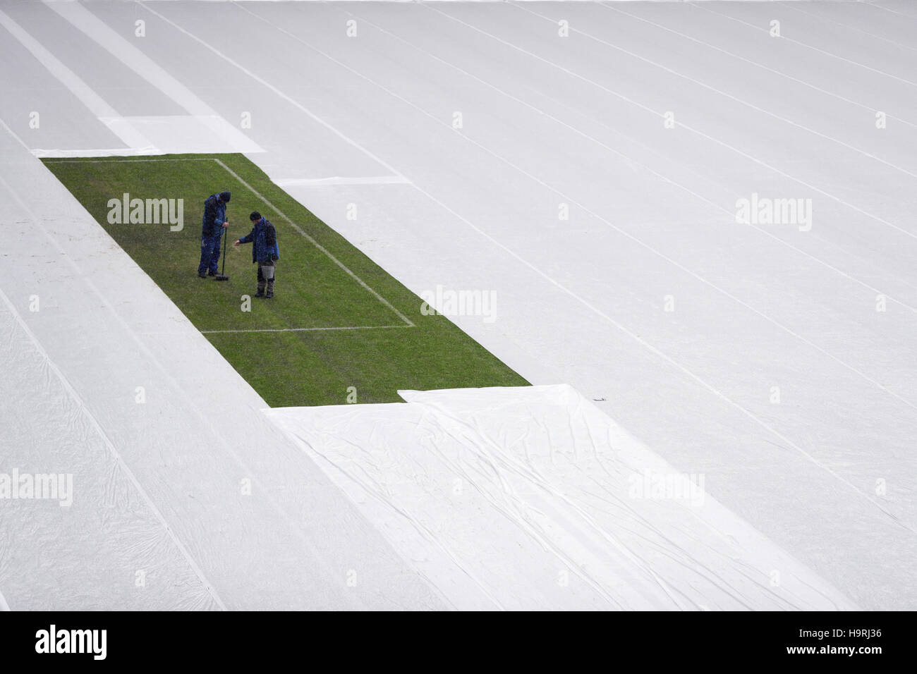 Zwei Green-Keeper pflegen am 26.11.2016 à Kazan, Russie, ein im Rasenstück Kazan Arena Stadion. Das Spielfeld restliche im Stadion ist zum Schutz gegen Schnee und mit einer abgedeckt Frost Plan. Am Abend findet in der von Tennisakademie Kazan die Auslosung der Gruppen für den des Confédérations 2017 statt. Acht-Nationen-Turnier findet das vom 17. Juni bis 2. Juli 2017 in Russland statt. Foto : Christian Charisius/dpa Banque D'Images