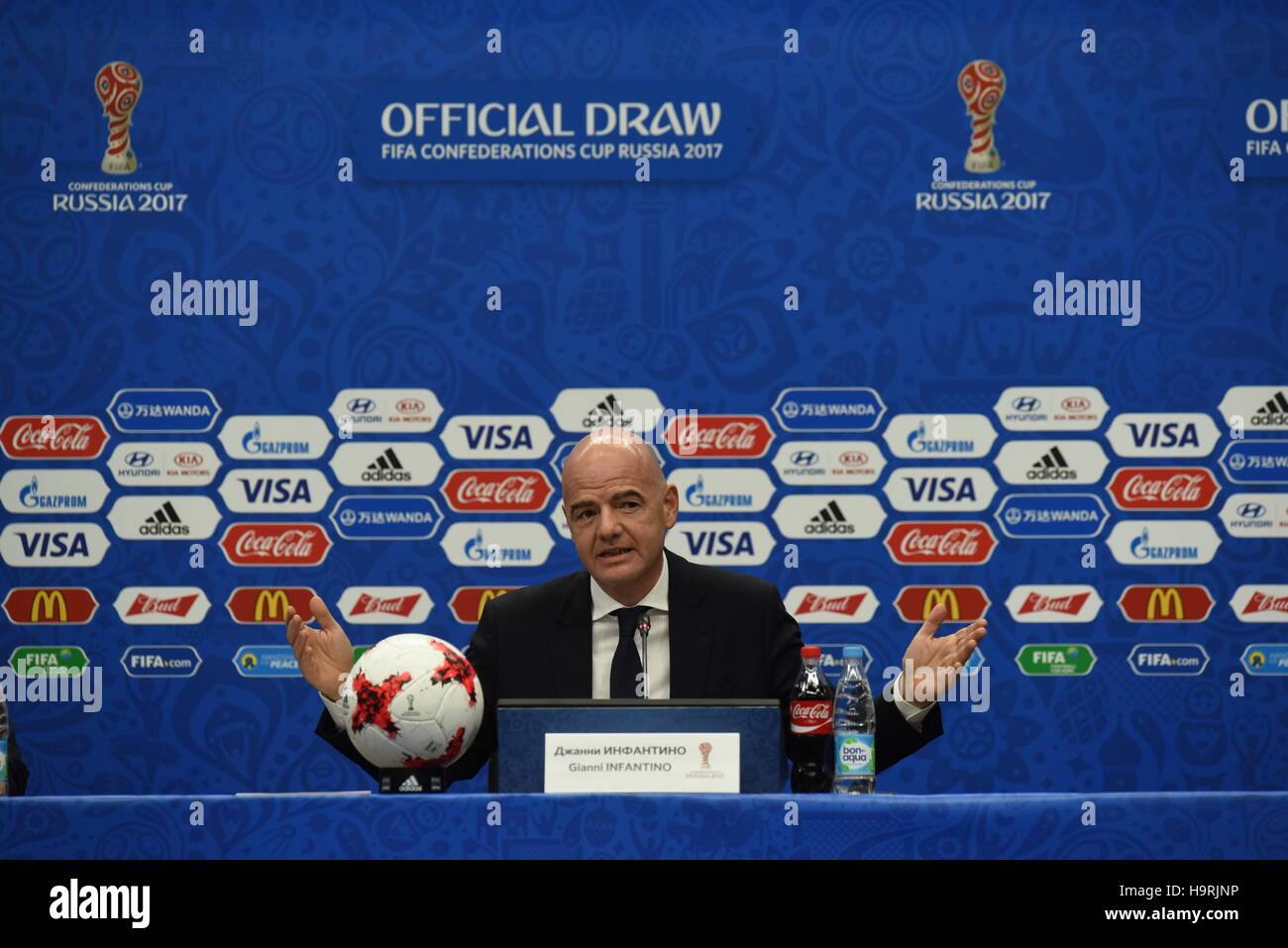 Kazan, Russie. 26 Nov, 2016. Président de la FIFA, Gianni Infantino porte sur les médias lors d'une conférence de presse avant le tirage officiel de la Coupe des Confédérations 2017 Cérémonie de la région de Kazan, Russie, le 26 novembre 2016. Credit : Evgeny Sinitsyn/Xinhua/Alamy Live News Banque D'Images
