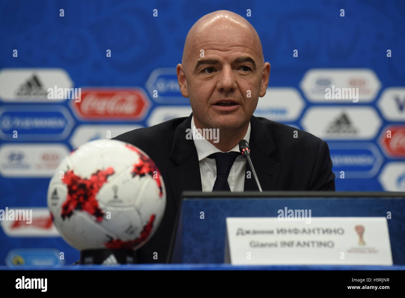 Kazan, Russie. 26 Nov, 2016. Président de la FIFA, Gianni Infantino porte sur les médias lors d'une conférence de presse avant le tirage officiel de la Coupe des Confédérations 2017 Cérémonie de la région de Kazan, Russie, le 26 novembre 2016. Credit : Evgeny Sinitsyn/Xinhua/Alamy Live News Banque D'Images