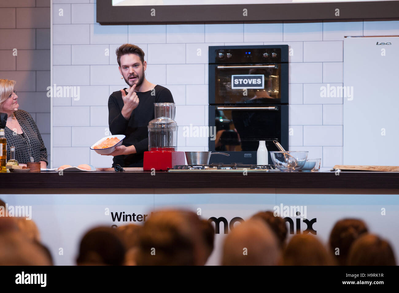 John's d'ITV Whaite Lorraine faisant une démonstration de cuisine sur le stand de cuisine d'hiver Banque D'Images