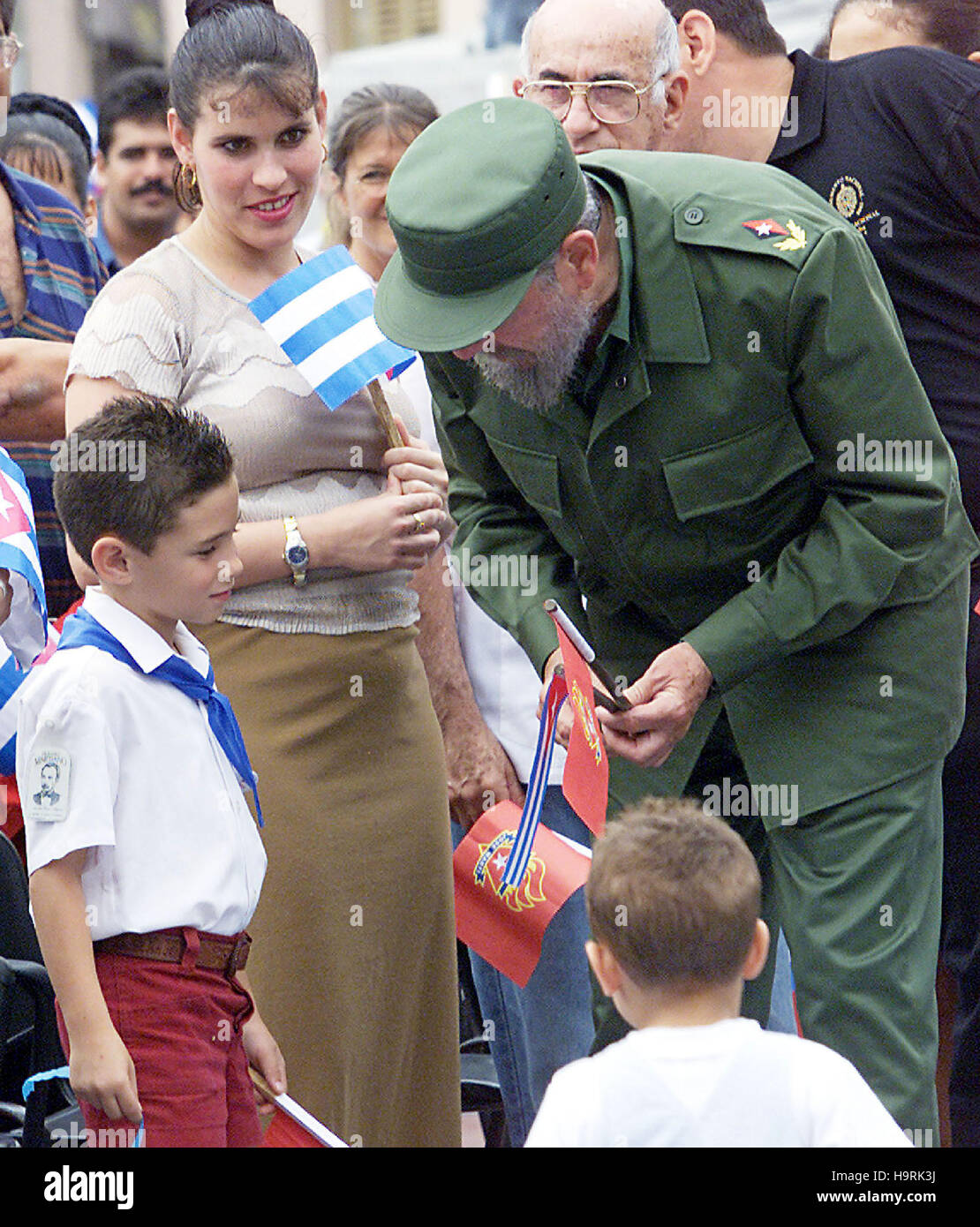 Le leader cubain Fidel Castro, (R), parle d'Elian Gonzalez, lors de la cérémonie de clôture d'une réunion du groupe communiste de l'île pour les écoliers à La Havane, Cuba, mardi 10 juillet, 2001. Credit : Jorge Rey/MediaPunch Banque D'Images