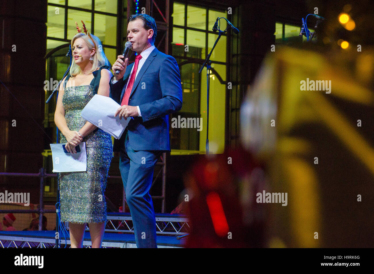 Sydney, Australie - 26 novembre 2016 : Noël conert d'annoncer le site officiel de Martin Place Chrismtas l'illumination de l'arbre. Cet événement a été l'une des premières grandes célébrations de Noël à Sydney, Australie. Sur la photo est Samantha Armytage et Mark Ferguson qui a organisé le concert événement. Credit : mjmediabox / Alamy Live News Banque D'Images