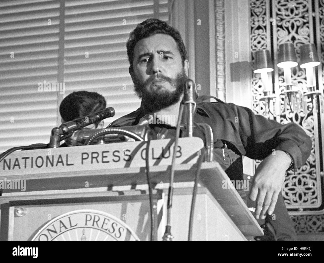 Le premier ministre Fidel Castro de Cuba s'adresse à un déjeuner National Press Club à Washington, DC Le 20 avril 1959. Son apparence est venu moins de quatre mois après avoir pris le pouvoir à Cuba et il a dit qu'il n'avait pas d'ambitions dictatoriales. Credit : Benjamin E. 'Gene' Forte / CNP /MediaPunch Banque D'Images