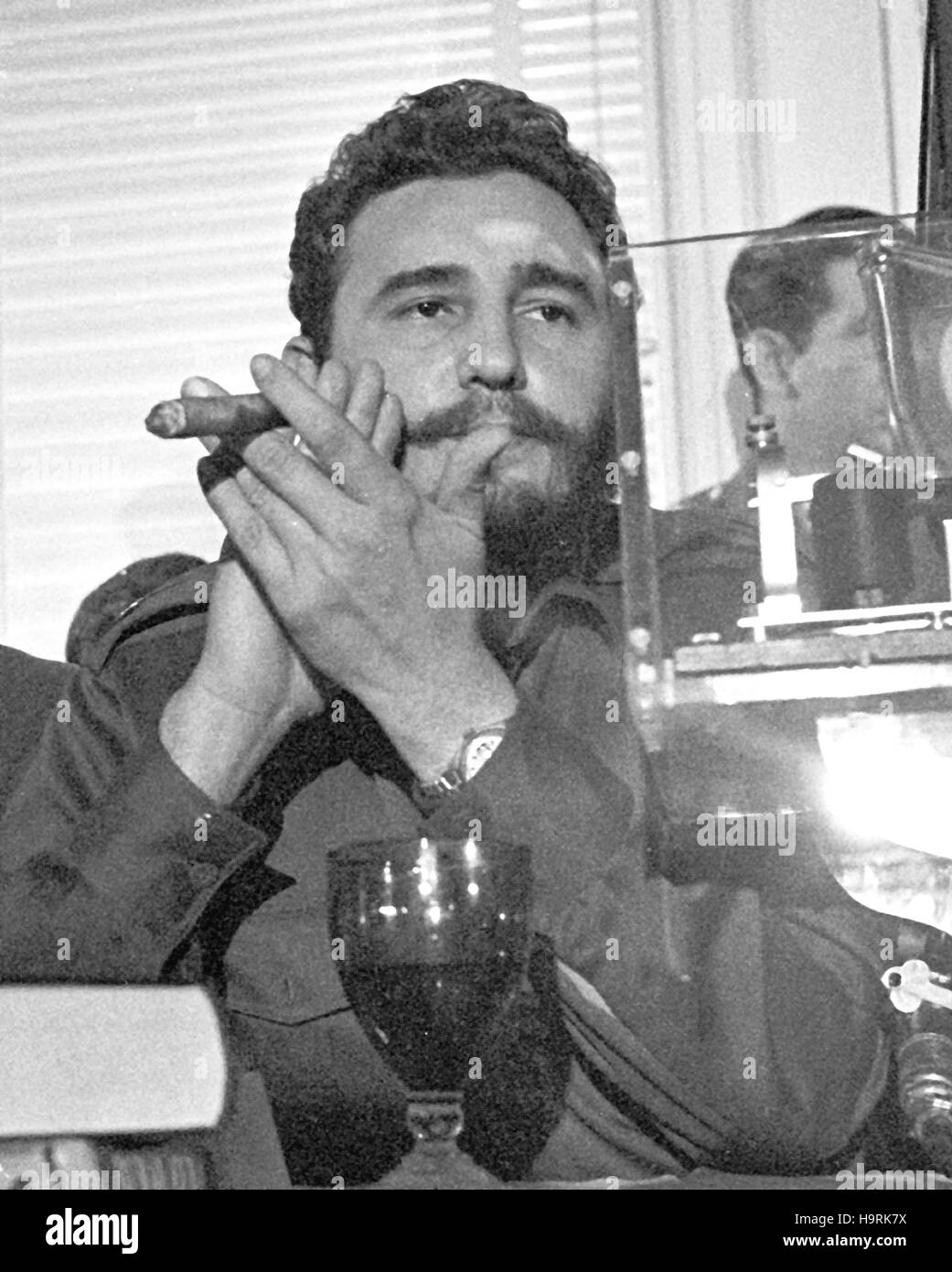 Le premier ministre Fidel Castro de Cuba s'adresse à un déjeuner National Press Club à Washington, DC Le 20 avril 1959. Son apparence est venu moins de quatre mois après avoir pris le pouvoir à Cuba et il a dit qu'il n'avait pas d'ambitions dictatoriales. Credit : Benjamin E. 'Gene' Forte / CNP /MediaPunch Banque D'Images