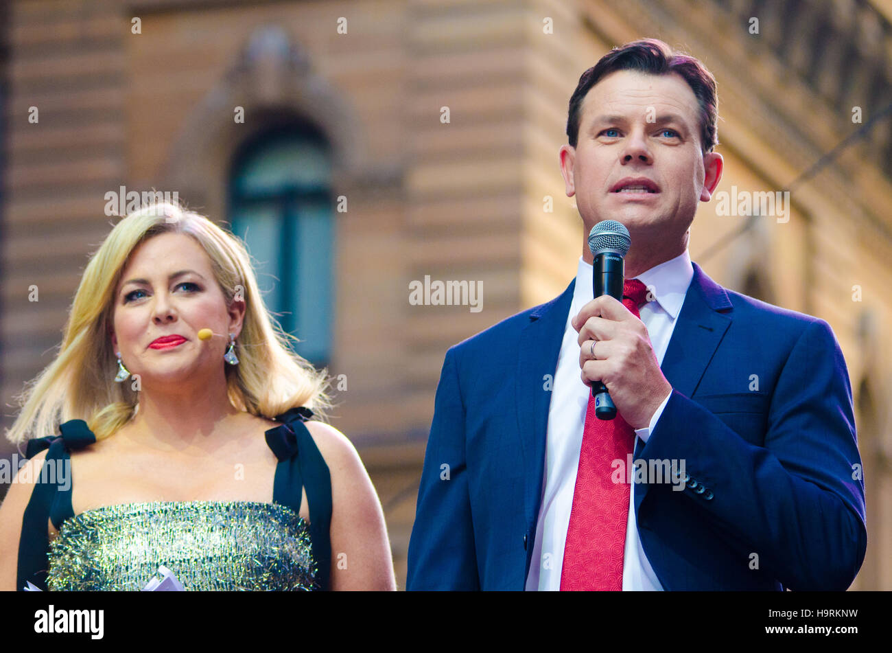 Sydney, Australie - 26 novembre 2016 : Noël conert d'annoncer le site officiel de Martin Place Chrismtas l'illumination de l'arbre. Cet événement a été l'une des premières grandes célébrations de Noël à Sydney, Australie. Sur la photo est Samantha Armytage et Mark Ferguson qui a organisé le concert événement. Credit : mjmediabox / Alamy Live News Banque D'Images