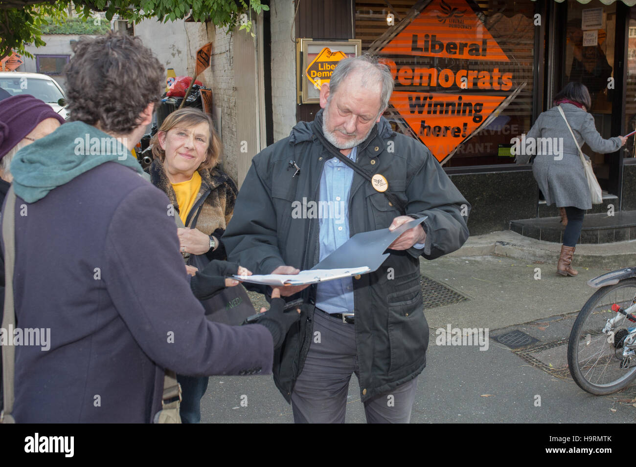 Kingston, au Royaume-Uni. 26 novembre, 2016. Libéraux-démocrates bénévoles occupés à faire campagne pour le Richmond Park et North Kingston par élection partielle à leur siège social. Le candidat Libdem Sarah Prestonsburg est debout contre Zac Goldsmith qui a déclenché l'élection par la démission du parti conservateur au cours de la 3e piste d'Heathrow. Crédit : à vue/Photographique Alamy Live News Banque D'Images