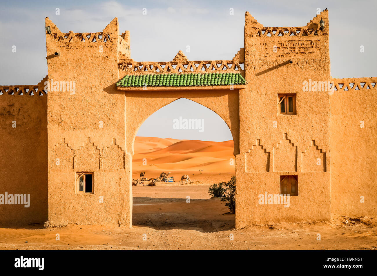 À la passerelle des dunes impressionnantes de désert du Sahara à Merzouga, Maroc Banque D'Images