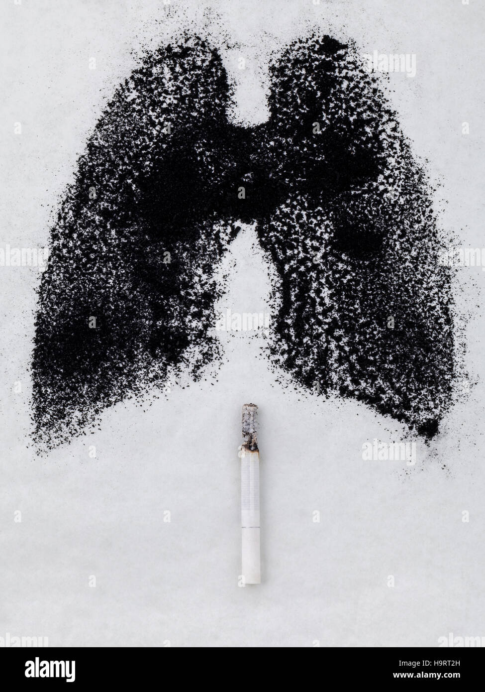 Forme des poumons avec le charbon en poudre et cigarette sur white backg Banque D'Images
