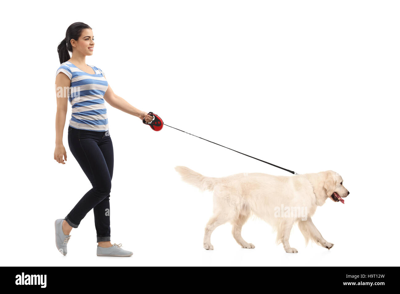 Profil de pleine longueur shot of woman promener son chien isolé sur fond blanc Banque D'Images